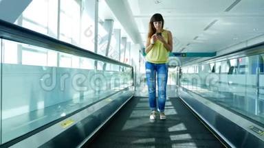 站在自动人行道上的女人，站在地铁口的楼梯上，用她的电话，一种交流的手段，一种时尚